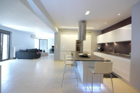 Spacious Fully Equipped 3BD 2Bath Apt in the heart of city with Balconies AC and fast WIFI #2